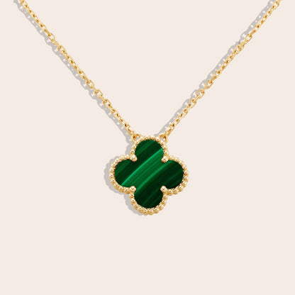 Quirine quatrefoil necklace in green. Crafted from lasting stainless steel and luxuriously gold plated.