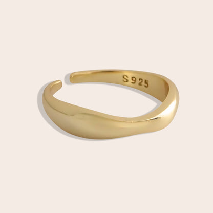 Rana ripple ring in gold. Made of sterling silver.