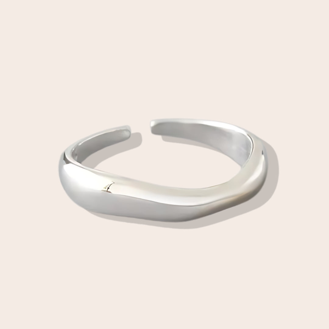 Rana ripple ring in silver. Made of sterling silver.