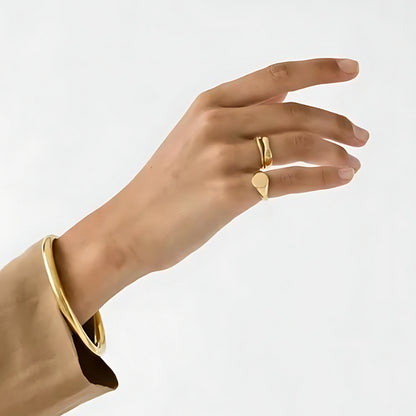 Rana ripple ring in gold. Made of sterling silver.