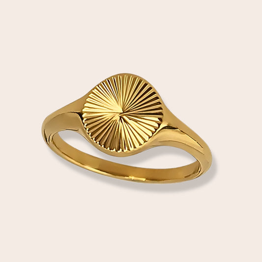 Suri Sunbeam Signet Ring, made of stainless steel in 18K plated gold.